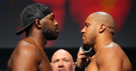 Jon Jones strangles Ciryl Gane, becomes .